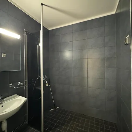 Center 8 Apartment *